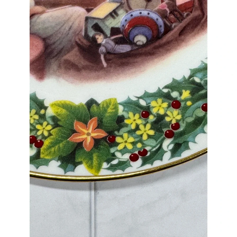 Royal Albert The Stocking Filler Bob Hersey Christmas Collector Plate 2002
